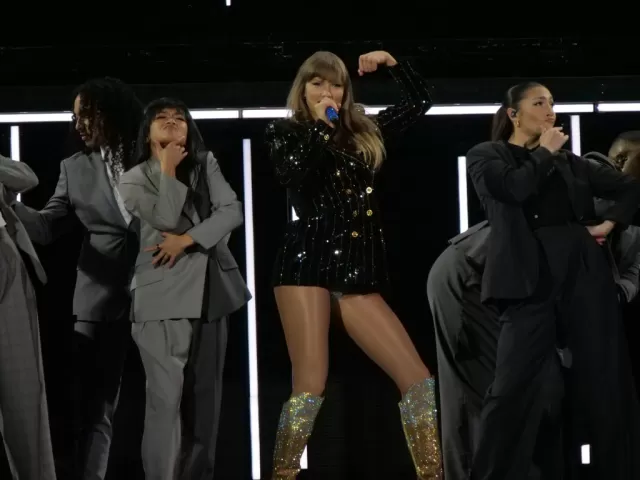 Taylor Swift Dazzles Toronto Fans with Acoustic Magic at the Rogers Centre